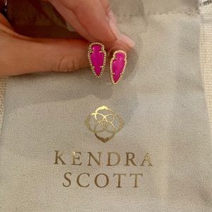 NWOT Kendra Scott hot pink stud earrings
